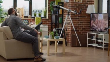 Neşeli arkadaşlar televizyon ekranında filmle eğleniyorlar.