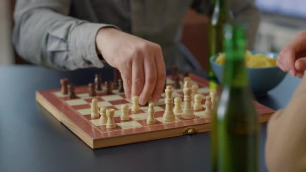 Grupp av positiva människor som har roligt med brädspel spela — Stockvideo