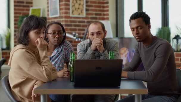 Millennial mensen kijken online video op laptop samen — Stockvideo
