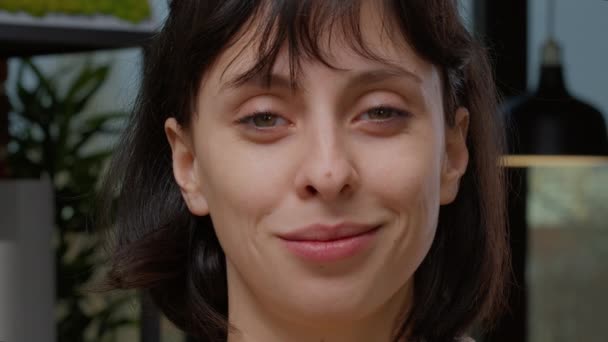 Porträt einer weiblichen Person mit offenem Lächeln in der Kamera — Stockvideo