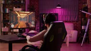 Oyun bilgisayarı yarışmasını kazandıktan sonra online aksiyon oyunu oynayan oyuncu kız kutluyor