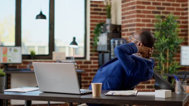 Şirket asistanı başlangıç ofisinde çalışma molasında dinleniyor