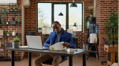 İş raporları belgelerine bakan finans analisti