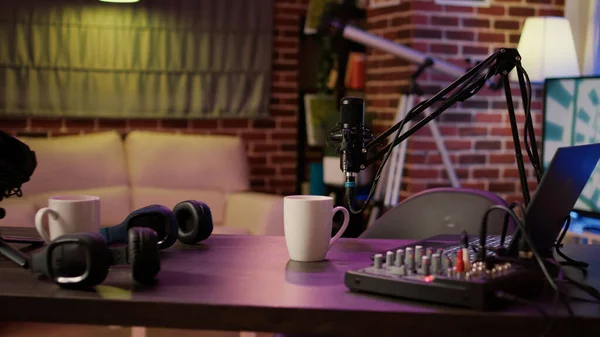 Niemand in podcast home studio met microfoon boom arm en audio-opname professionele mixer — Stockfoto