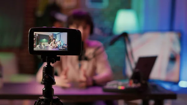Focus sélectif sur l'enregistrement d'écran de caméra vidéo numérique créateur de contenu streaming radio Internet en direct — Photo