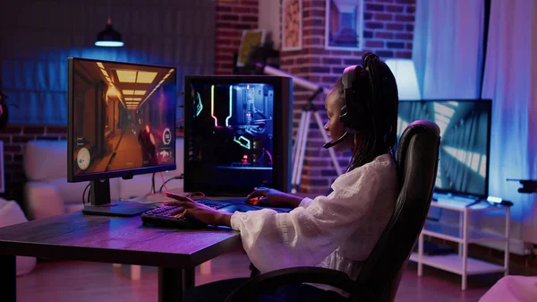 Africano americano gamer chica streaming en primera persona shooter torneo sorprendido después de ganar la competencia en línea — Foto de Stock