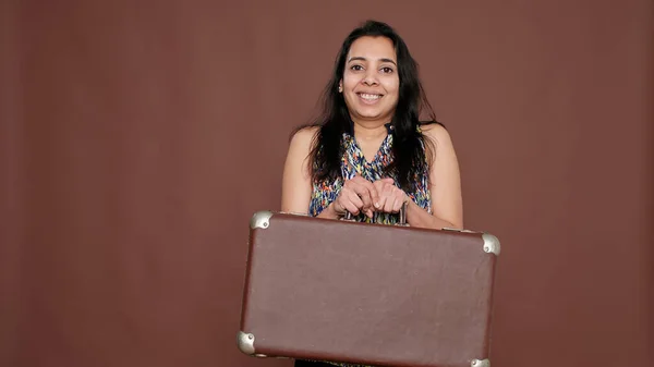 Cheerful indian person leaving on vacation trip with suitcase — Stock fotografie