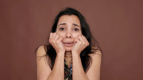 Portrait d'un adulte terrifié choqué montrant peur et panique — Photo