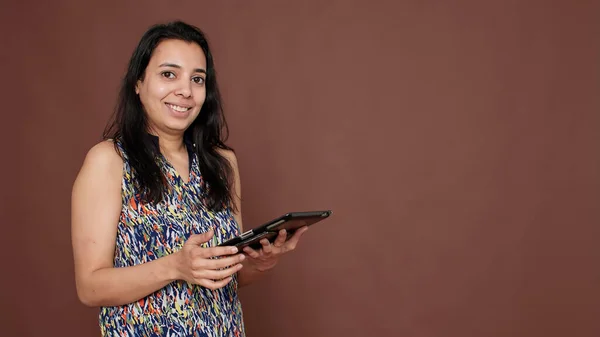 Modern model browsing online website on touchscreen tablet — Stock Photo, Image