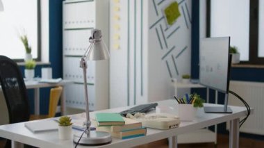 Ofis malzemeleri ve teknolojiyle boş iş yeri