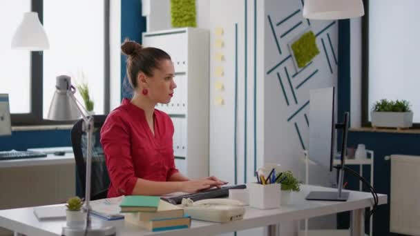 Retrato do empregado da empresa que trabalha em estatísticas de pesquisa — Vídeo de Stock