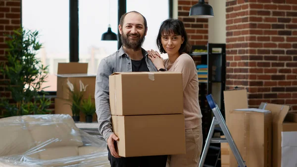 Portret van levenspartners die huis in bruikleen kopen om in te trekken — Stockfoto