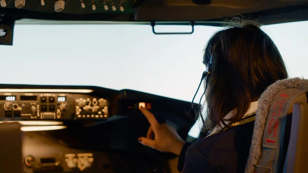 Mulher co-piloto de uniforme se preparando para decolar para voo de avião — Fotografia de Stock