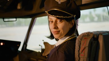 Kokpitte kontrol paneli komutu kullanan havacılık yardımcı pilotunun portresi