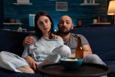 Televizyon programında film izleyen sıradan çiftlerin POV 'u