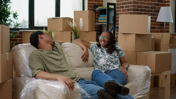 Африканская американская пара, сидящая на диване, чтобы отдохнуть от переезда — стоковое фото