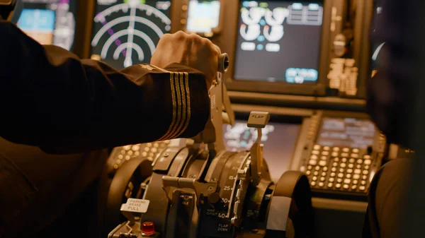 Capitão de aeronave no comando do cockpit decolando com avião — Fotografia de Stock
