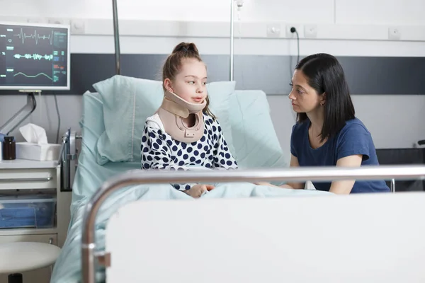 Cuello niña lesionada hablando con madre preocupada ansiosa por accidente —  Fotos de Stock