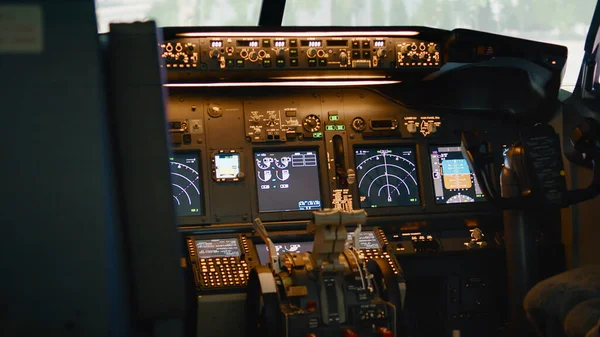 Cockpit d'avion vide avec tableau de bord et panneau de commande — Photo