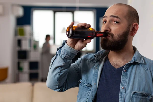Retrato de hombre caucásico con botella de cerveza en bebidas después del trabajo —  Fotos de Stock