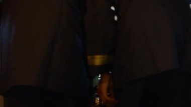 Pilot kabininde çeşitli kaptan ve yardımcı pilot takımları uçuyor.