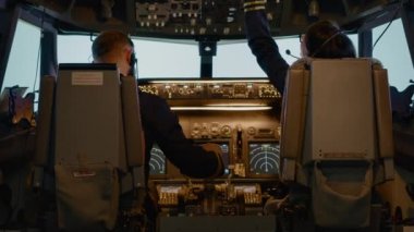 Uçak kaptanı ve kadın yardımcı pilot torpido gözünde irtifa sabitliyor.