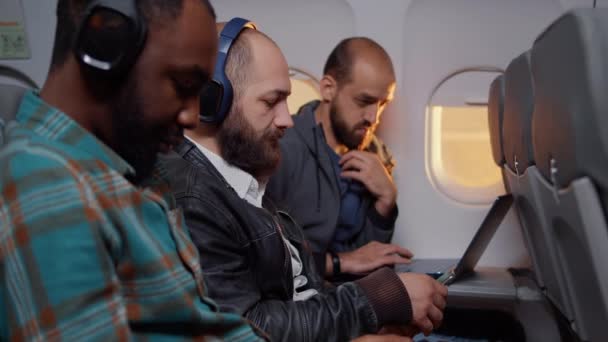 起業家は飛行中にスマートフォンでインターネットを閲覧 — ストック動画