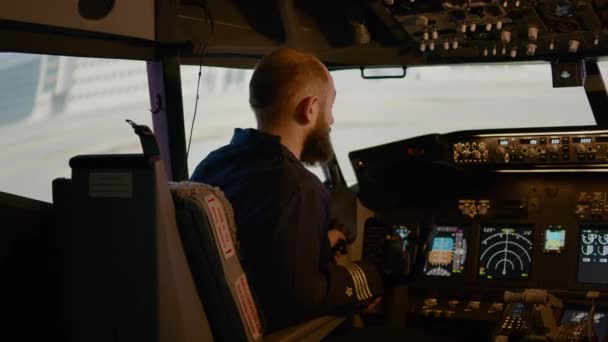 コックピット内の航空機を飛行する準備をする飛行機船長の肖像 — ストック動画