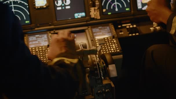 コマンドスロットルエンジンハンドルの航空機の船長は離陸する — ストック動画