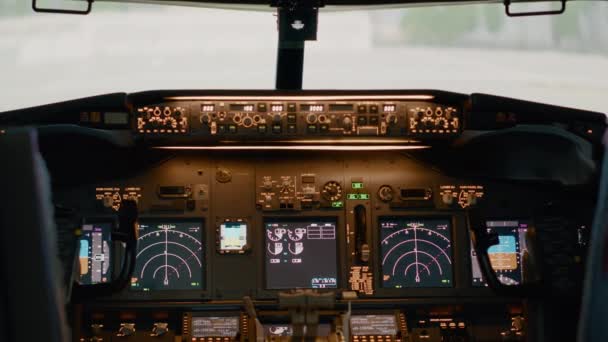 Nenhuma pessoa no cockpit de avião vazio com botões de energia — Vídeo de Stock