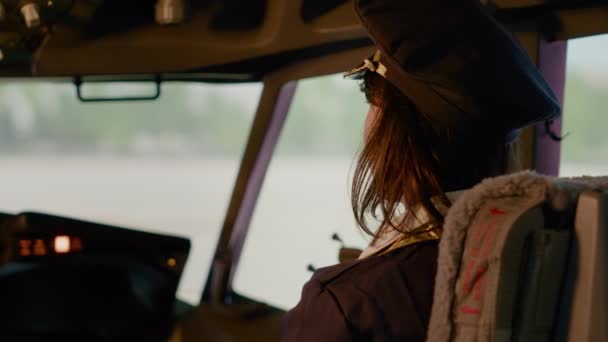 Portret van vrouwelijke copiloot in luchtvaartuniform vliegend vliegtuig — Stockvideo