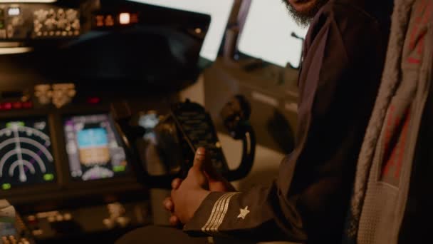 Портрет капитана-мужчины, сидящего в кабине самолета для запуска двигателя — стоковое видео