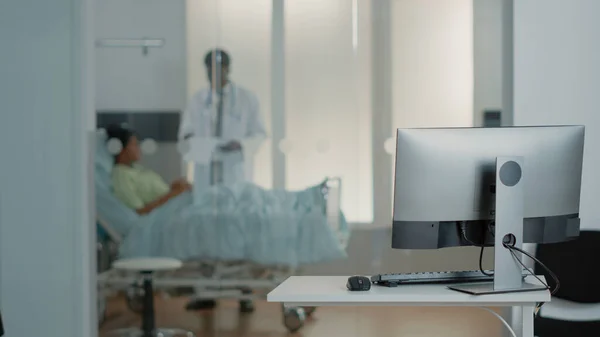 Закрытие монитора на столе в пустом кабинете в медицинской клинике — стоковое фото