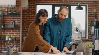 Proje ve sunum planlamak için takım çalışması yapan iş adamları