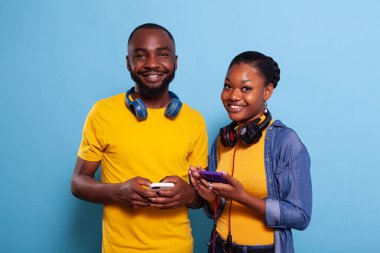 Cep telefonunu elinde tutan trend kişilerin portresi