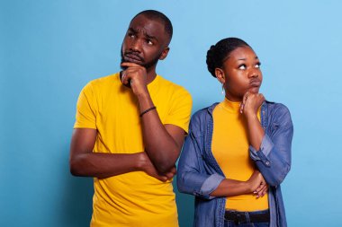 Kararsız çift stüdyoda akıllıca bir karar vermeyi düşünüyor.