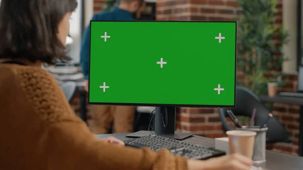 Primer plano del empleado que utiliza el ordenador con pantalla verde — Foto de Stock