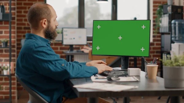 Uomo d'affari che lavora con schermo verde orizzontale sul monitor — Foto Stock