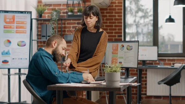 Homem e mulher brainstorming ideias para planejar o projeto de negócios — Fotografia de Stock