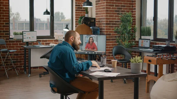 Homme d'affaires faisant une réunion par vidéoconférence avec une femme sur ordinateur — Photo