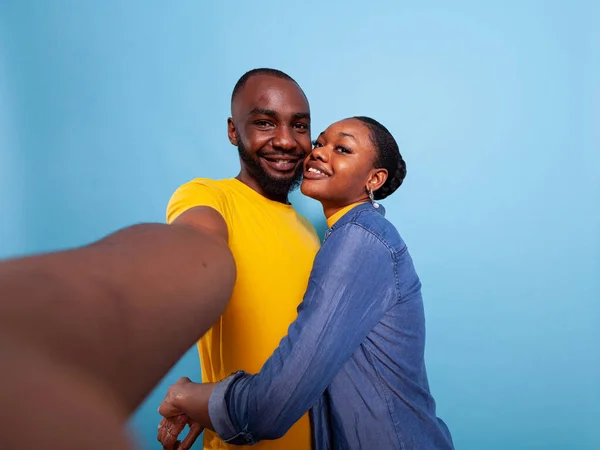 POV de homem segurando câmera e mulher abraçando-o em estúdio — Fotografia de Stock