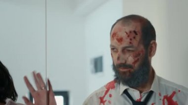Derin yara izleri olan beyin ölümü gerçekleşmiş canavarlar ofis çalışma alanına girmeye çalışıyorlar..