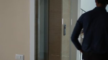 İş adamı asansöre biniyor ama korkunç beyin yiyen zombiler dışarı çıkınca kaçmaya başlıyor..