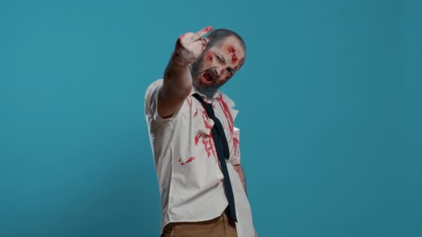 Ondskan ser skrämmande tanklös zombie vara oförskämd genom att visa långfingret till kameran. — Stockvideo