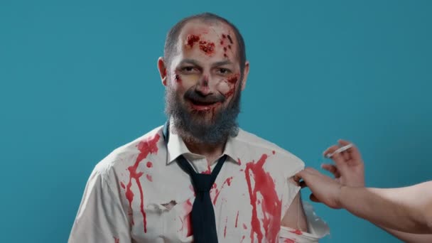 Zombie mangeur de cerveau avec un sourire effrayant se faire vacciner sur le bras. — Video