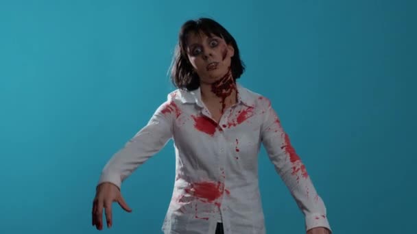 Bizarní vypadající žena zombie obklopen policejními silami na modrém pozadí. — Stock video