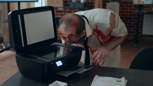 Creepy doomsday monstre mangeur de cerveau appareil électronique de photocopie dommageable. — Video