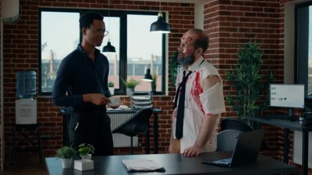 Podnikatel mluví se strašidelný zombie kancelář kolega. — Stock video