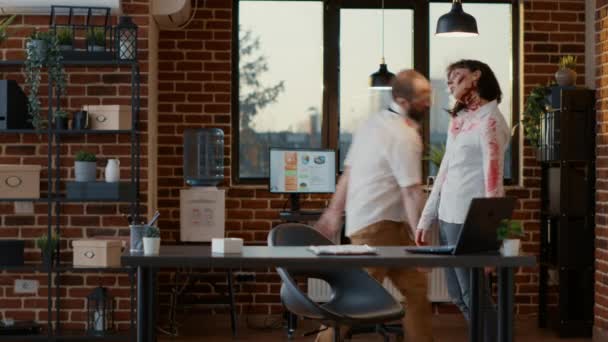 Cerebro comer zombies oficina espeluznante vagando por el lugar de trabajo mientras gruñe. — Vídeos de Stock