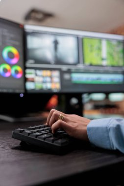 Video grafik düzenleyicisinin film görüntülerini düzenlemek için özel yazılım kullanarak yakın plan görüntüsü